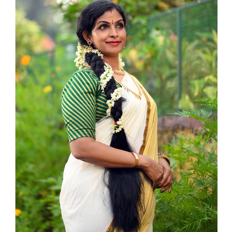 Kasavu Set Saree Tissue Weave with Golden Tissue Hand work thumbnail 2